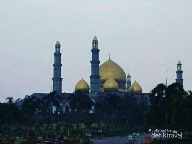 Sudut-sudut Megah Masjid Kubah Emas Depok