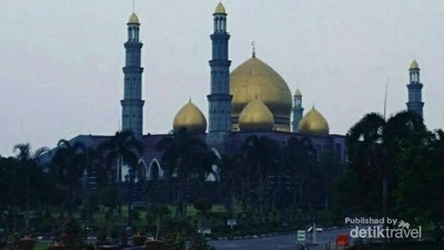 Sudut-sudut Megah Masjid Kubah Emas Depok
