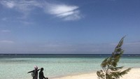 Selesai snorkeling kami berjemur, lalu berjalan mengelilingi pantai yang masih sangat sepi sekali.