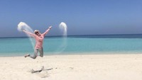 Saya ketika bermain pasir putih yang lembut sambil loncat kegirangan.