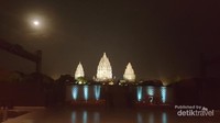 Indahnya Teaater Sendratari Ramayana dengan latar Candi Prambanan dan bulan purnama.