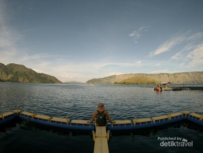 Tahu Ada Kafe Terapung di Danau Toba?