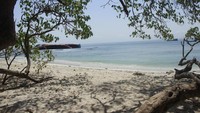 Pantai Pasir Putih selalu memiliki cara untuk menghibur hati yang lagi sendu