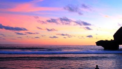 Tak Disangka, Pantai Siung Punya Sunset Secantik Ini!