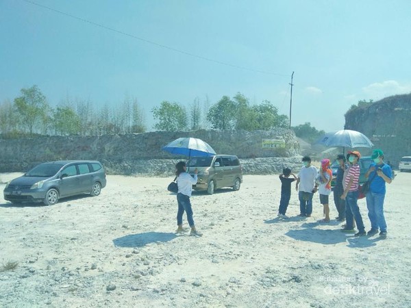 Bukit Jaddih menjadi terkenal berkat media sosial. Tempat yang penuh debu dan sangat panas ini sekarang dijadikan lokasi wisata wajib jika berkunjung ke Madura. Bukit Jaddih menjadi terkenal berkat media sosial. Tempat yang penuh debu dan sangat panas ini sekarang dijadikan lokasi wisata wajib jika berkunjung ke Madura.