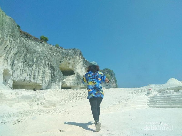 Di bagian luarnya kita akan disuguhi batuan bekas penambangan kapur yang berwarna putih kehitaman. Batuan ini juga yang menjadi daya tarik wisata bukit Jaddih. Di bagian luarnya kita akan disuguhi batuan bekas penambangan kapur yang berwarna putih kehitaman. Batuan ini juga yang menjadi daya tarik wisata bukit Jaddih.