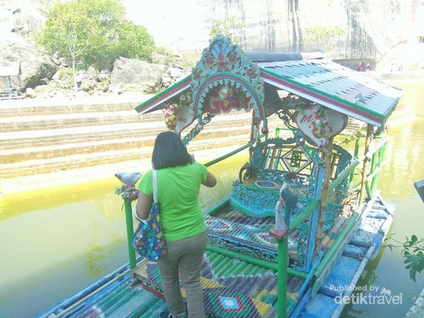 Untuk mengelilinginya tersedia jasa sewa getek yang akan membawa pengunjung mengelilingi seluruh kolam. Untuk mengelilinginya tersedia jasa sewa getek yang akan membawa pengunjung mengelilingi seluruh kolam.