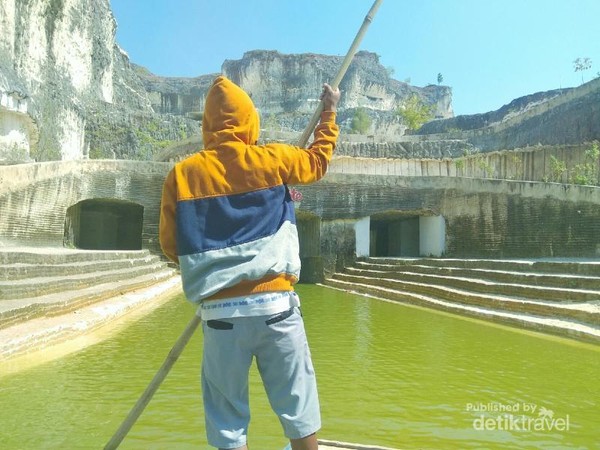 Selain itu, pembawa getek juga akan menunjukkan lokasi wajib foto. Biayanya sangat murah, 10000 ribu/orang. Selain itu, pembawa getek juga akan menunjukkan lokasi wajib foto. Biayanya sangat murah, 10000 ribu/orang.