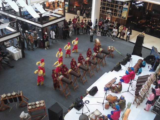 Tarian Tradisional-Medern Bergaya Kolosal
