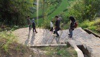 Perjalanan menuruni ratusan anak tangga menuju Kampung Naga