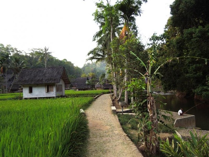 Telusuri Ratusan Anak Tangga Menuju Kampung Naga