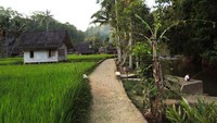 Jalan setapak pinggir Sungai Ciwulan yang kita lalui