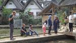 Telusuri Ratusan Anak Tangga Menuju Kampung Naga