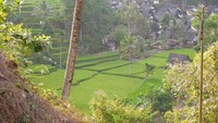 Tampak Kampung Naga saat kita sedang  menuruni ratusan anak tangga