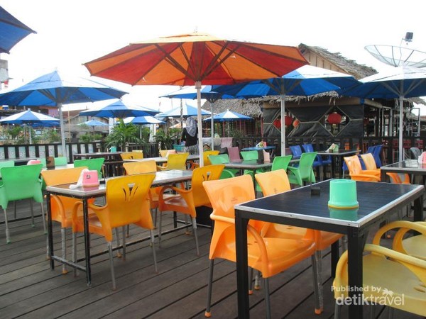 Pantai Galau yang dimaksud di sini adalah sebuah kafe resto yang berada daerah Esdengki, Kecamatan Tanjung Balai Utara, Kota Tanjung Balai.