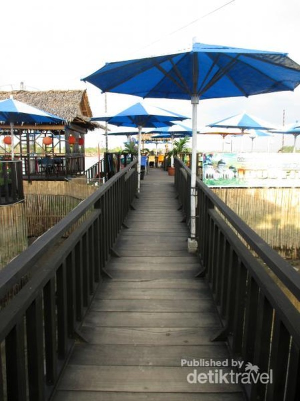 Sesuai namanya yang memakai nama pantai, cafe ini pun berada tepat di bantaran Sungai Asahan dengan konsep outdor dan terapung di aliran Sungai Asahan. Sesuai namanya yang memakai nama pantai, cafe ini pun berada tepat di bantaran Sungai Asahan dengan konsep outdor dan terapung di aliran Sungai Asahan.
