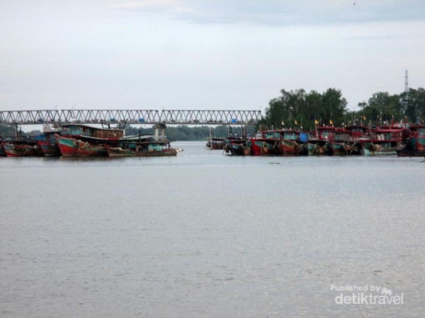 Karena letaknya yang berada di tepi aliran Sungai Asahan, dari cafe ini pun pengunjung bisa melihat jelas aliran Sungai Asahan, sungai terbesar dan terpanjang di Sumatera Utara yang bertemu dengan aliran Sungai Silau. Karena letaknya yang berada di tepi aliran Sungai Asahan, dari cafe ini pun pengunjung bisa melihat jelas aliran Sungai Asahan, sungai terbesar dan terpanjang di Sumatera Utara yang bertemu dengan aliran Sungai Silau.