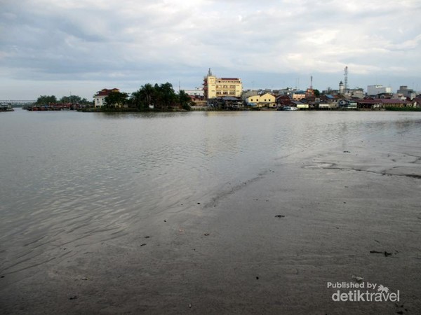 Di sisi seberang sana terlihat pula pemandangan Kota Tanjung Balai. Meski kotanya kecil dan sederhana, kota ini terlihat cukup indah dari sini. Di sisi seberang sana terlihat pula pemandangan Kota Tanjung Balai. Meski kotanya kecil dan sederhana, kota ini terlihat cukup indah dari sini.