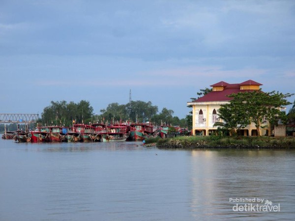Dari sini juga terlihat bangunan replika Rumah Balai yang merupakan pengingat sejarah Kota Tanjung Balai yang bersanding dengan kapal-kapal yang sedang bersandar.