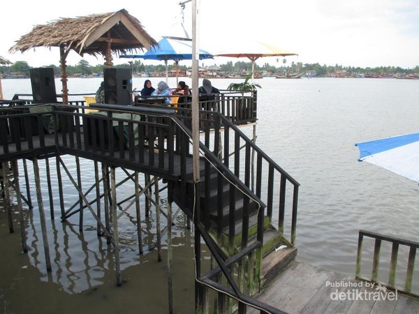 Di Kota Tanjung Balai terdapat satu tempat yang sedang populer di kalangan anak-anak muda Kota Tanjung Balai dan sekitarnya, tempat tersebut dikenal dengan nama Pantai Galau. Di Kota Tanjung Balai terdapat satu tempat yang sedang populer di kalangan anak-anak muda Kota Tanjung Balai dan sekitarnya, tempat tersebut dikenal dengan nama Pantai Galau.