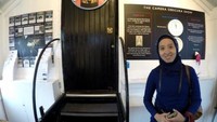 Pintu masuk ruangan tempat melihat pertunjukan Camera Obscura