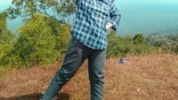 Menikmati udara sejuk dan angin yang menenangkan pikiran.
