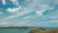 Sejauh mata memandang perpaduan bukit dan lautan yang indah