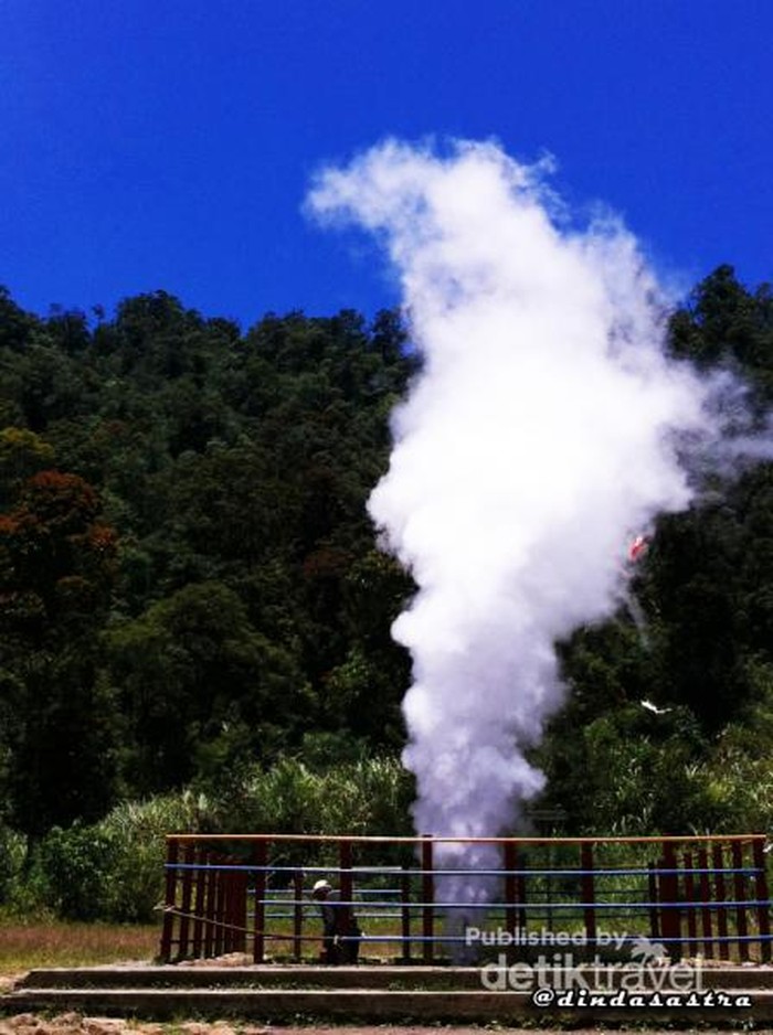 Terapi Uap di Kawah Kamojang