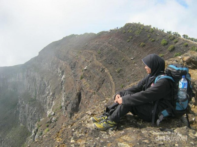 Terbius Pesona Puncak Gunung Gede