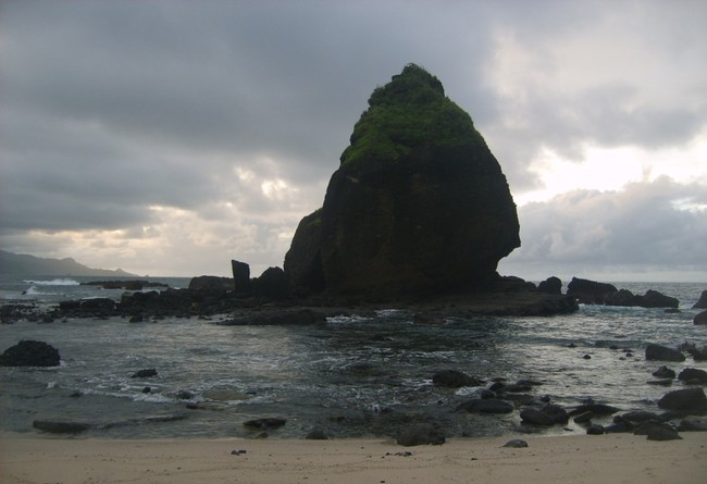 Terjang Ombak Menuju Tanjung Papuma dan Pulau Nusa Barong