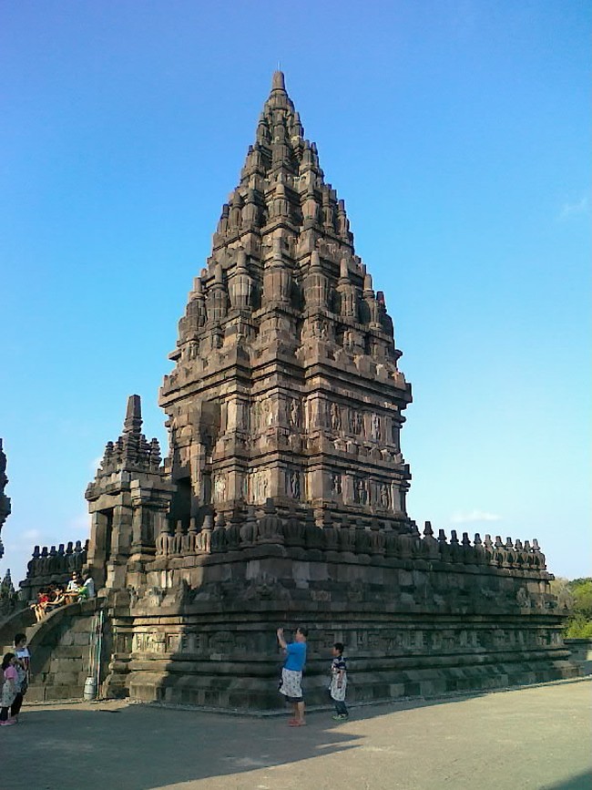 Terkagum Kemegahan Candi Hindu Terbesar di Indonesia