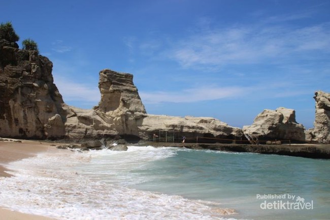 Terlalu Cantik, Ini Pantai Klayar Pacitan