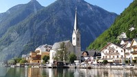 Pemandangan spektakuler dari feri yang sering dijadikan foto di postcard sekaligus ikon Hallstatt