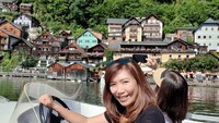 Menyewa kapal kecil dikemudikan sendiri berkeliling danau mencari spot foto-foto cantik