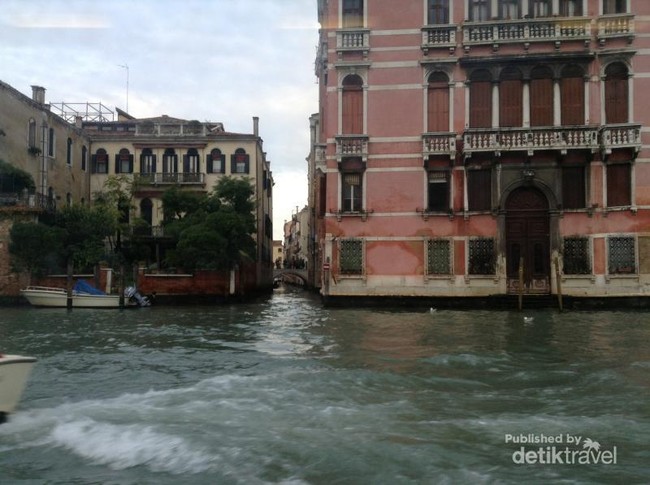 Topeng Eksotis & Kanal Romantis di Venesia