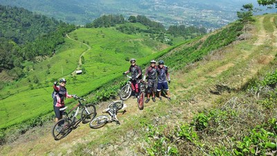 Trek Telaga Warna Gunung Mas, Jalur Legendaris Bagi Pesepeda