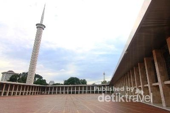 View Keren! Menara Istiqlal Mendampingi Monas