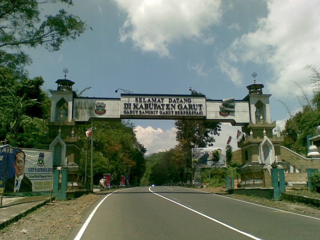 Wisata Alam dan Sejarah di Garut, Candi Cangkuang Tempatnya