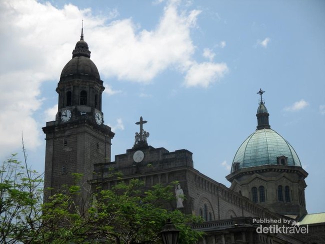 Wisata Religi ke Gereja Katedral Manila