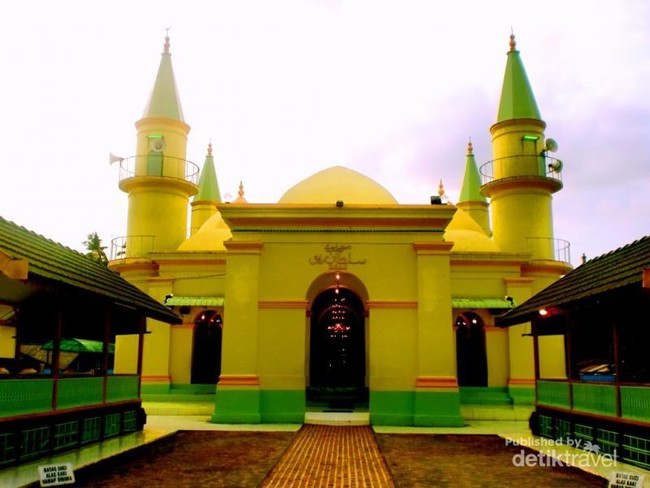 Wow! Masjid Sultan Riau Dibuat dari Putih Telur