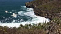 Hantaman ombak memberi warna indah pada Pantai Sedahan
