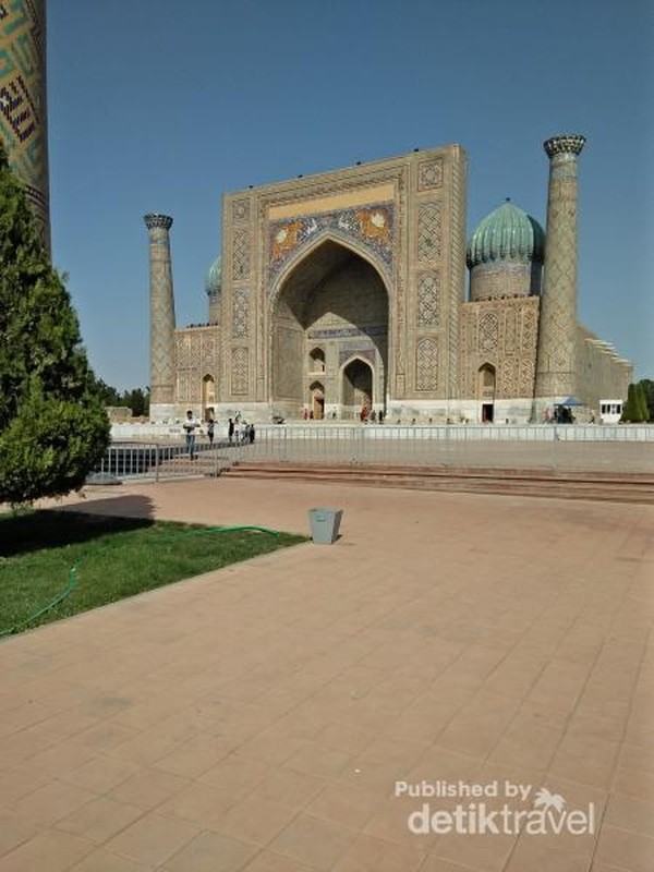 Masjid yang megah di komplek Registan, Kota Samarkand