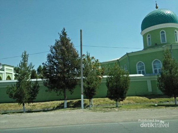 Masjid hijau di pinggir jalan yang tak kalah menarik