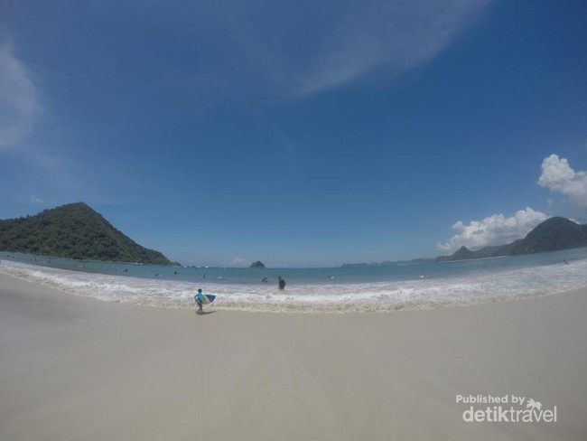 Yang Liburan ke Lombok, Mampir ke Pantai Mawun Yuk