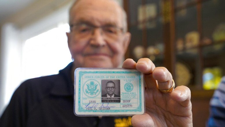 dompet hilang di Antartika Paul Grisham angkatan laut tahun 1968 menerima dompetnya lagi yang hilang di Antartika. (Nelvin C. Cepeda/The San Diego Union-Tribune via AP)