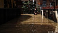 Banjir masih merendam wilayah Kampung Melayu Jakarta Timur akibat luapan sungai Ciliwung.