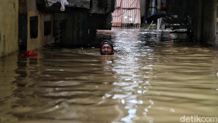 Banjir masih merendam wilayah Kebon Pala, Kampung Melayu, Jakarta. Di Kebon Pala, Kampung Melayu ketinggian air mencapai 190 cm.