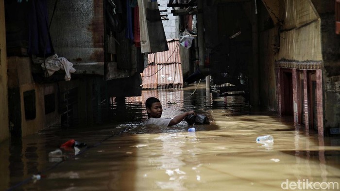 Banjir masih merendam wilayah Kebon Pala, Kampung Melayu, Jakarta. Di Kebon Pala, Kampung Melayu ketinggian air mencapai 190 cm.