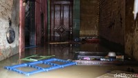 Banjir ini disebabkan meluapnya Kali Ciliwung akibat hujan deras di hulu atau kota Bogor dan sekitarnya.