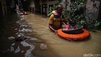 Sementara itu, banjir yang merendam sejumlah titik di Jakarta membuat sejumlah warga mengungsi ke tempat yang lebih aman. Selain Jakarta dan Semarang, banjir juga merendam kawasan Pekalongan. Ketinggian genangan banjir bervariasi dari 15 sentimeter hingga 50 sentimeter. Wali Kota Pekalongan Saelany Machfudz pun mengungkap status tanggap darurat banjir untuk wilayahnya. Status tanggap darurat ini, jelasnya, dituangkan dalam SK Wali Kota Pekalongan No: 362/0054 Tahun 2021, tentang penetapan status tanggap darurat bencana banjir di Kota Pekalongan. Status ini berlaku selama 14 hari sejak Minggu (7/2) hingga 20 Februari 2021. Pradita Utama/Dok. Detikcom.